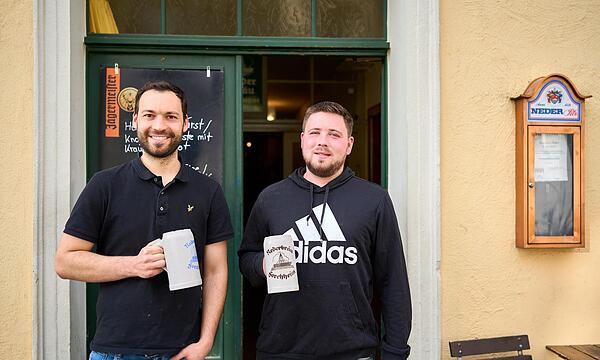 Die letzten Fragezeichen sind ausgeräumt, nach Gesprächen zwischen Nicholas Mohnlein (links) und Neder-Braumeister Rafael Thiermeyer ist klar: Auch künftig wird es auf dem Neder Keller Bier aus der Brauerei Neder geben.