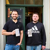 Die letzten Fragezeichen sind ausgeräumt, nach Gesprächen zwischen Nicholas Mohnlein (links) und Neder-Braumeister Rafael Thiermeyer ist klar: Auch künftig wird es auf dem Neder Keller Bier aus der Brauerei Neder geben.