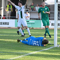 Im Bayernliga-Duell setzte sich der SC Eltersdorf (weiße Trikots) mit 3:0 gegen den TSV Neudrossenfeld durch.