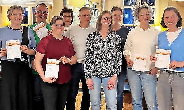 Sie bekamen bei einem gemütlichen Beisammensein Urkunden für das Deutsche Sportabzeichen überreicht (von links): Petra Kompst, Christoph Huser, Ines Böhmchen, Dagmar Süppel, Dieter Oschinger (14. Teilnahme), Christine Murmann, Ruth Schneider, Astr...