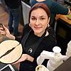 Mariia Romaniuk (20 Jahre) bereitet im „Café M" die Varenyky zu. In diesem Fall im XXL-Format, denn für die normalerweise sehr kleinen Teigtaschen bleibt im turbulenten Café-Betrieb keine Zeit. Mariia Romaniuk (20 Jahre) bereitet im „Café M" die Varenyky zu. In diesem Fall im XXL-Format, denn für die normalerweise sehr kleinen Teigtaschen bleibt im turbulenten Café-Betrieb keine Zeit.