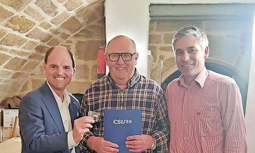 Torsten Gunselmann (r.) überreichte Rudolf Bauer gemeinsam mit dem Kreisvorsitzenden Michael Hofmann (l.) die Ehrenurkunde für 40 Jahre Parteizugehörigkeit.