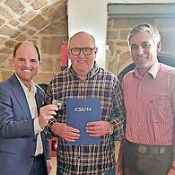 Torsten Gunselmann (r.) überreichte Rudolf Bauer gemeinsam mit dem Kreisvorsitzenden Michael Hofmann (l.) die Ehrenurkunde für 40 Jahre Parteizugehörigkeit.
