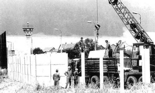 Die fränkisch-thüringische Grenze wurde Schritt für Schritt immer weiter abgeschottet (Szene aus den Filmen von Public Address R. Steiger).