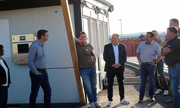 Marktgemeinderat vor Ort: das Gremium besichtigte die Anlagen der Firma BS Bodenmanagement Im Gewerbepark Poppenlauer.