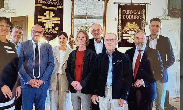 Beim Festakt im Mitwitzer Schloss (von links): Monika Engelhardt, Gerhard Wunder, Sebastian Straubel, Angela Hofmann, Hartmut Jahn, Karl-Herbert Fick, Ernst Weitl (Ehrenvorsitzender Turngau Coburg-Frankenwald), Michael Schulz (Vorsitzender Sportve...