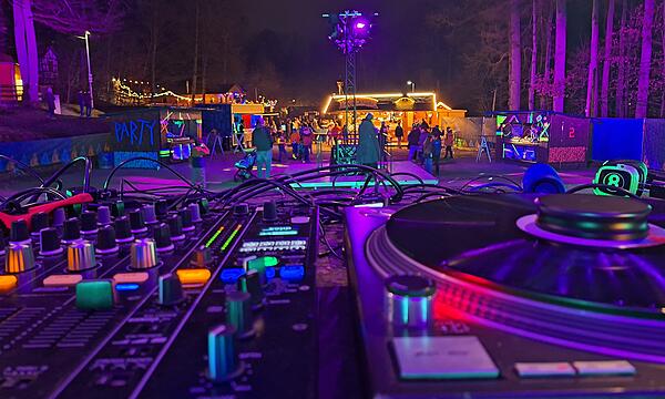 Besucher können handgemachte Musik auf verschiedenen Kellern genießen.