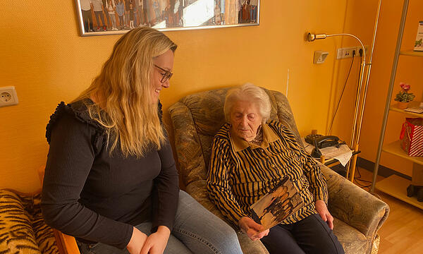 Christine Striegel mit Enkelin Annika