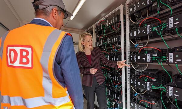 Bahn nutzt Stromspeicher aus alten E-Auto-Batterien