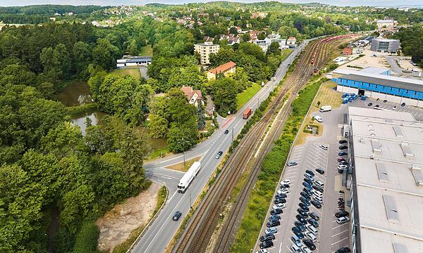 Ein Blick auf die B4 im Bereich Weichengereuth; vorne links ist die Einmündung zum Ahorner Berg zu sehen.