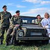 Die Familie Kruppa (von links): Sohn Justin, Vater Bernd, Mama Natalja und Tochter Leonie (vorne rechts) lehnen sich an einen alten Kurierwagen der Bundeswehr, den Vater Bernd restauriert hat.