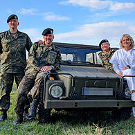 Die Familie Kruppa (von links): Sohn Justin, Vater Bernd, Mama Natalja und Tochter Leonie (vorne rechts) lehnen sich an einen alten Kurierwagen der Bundeswehr, den Vater Bernd restauriert hat.