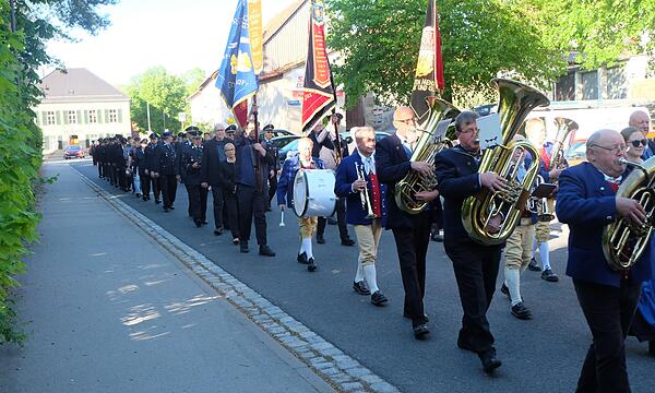 Mit Musik zogen die Wehren der Gemeinde Thundorf zur Kirche.