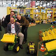 Rolly Toys aus Neustadt steht für hochwertige Kinderfahrzeuge, besonders aus der Landwirtschaft. Das Design stimmt mit den „großen Kollegen“ überein. IHK-Präsident Dr. Andreas Engel versucht sich als Treckerfahrer, hinten Frank Schneider und Landrat Sebastian Straubel.