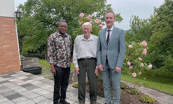 Die herzlichsten Glückwünsche zum 95. Geburtstag überbrachten Walter Weinig Kaplan Bill-Augustin Mikambu (links) und Bürgermeister Michael Ziegler (rechts).