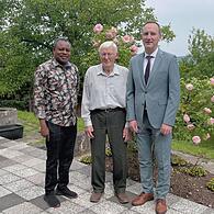 Die herzlichsten Glückwünsche zum 95. Geburtstag überbrachten Walter Weinig Kaplan Bill-Augustin Mikambu (links) und Bürgermeister Michael Ziegler (rechts).