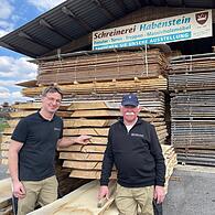 Schreinermeister Martin und Friedrich Habenstein aus Trabelsdorf vor ihrem Holzlager
