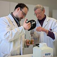 Junior und Senior Kamps gemeinsam im Labor.