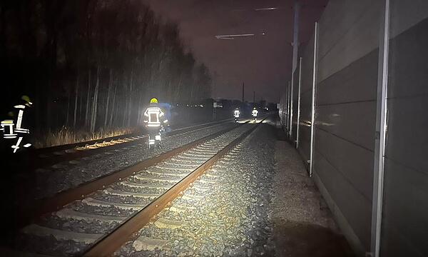 Feuerwehrleute suchen die Gleise bei Baiersdorf ab.