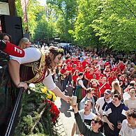 2024 eröffnete Luisa I. die Kellerwaldsaison - wer zapft wohl dieses Jahr das erste Fass an?