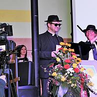 Ein Herz für die Bürgerstiftung haben die Pfarrer Dominik Stehl (links) und Pfarrerin Angelika Steinbauer