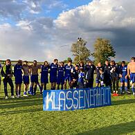 Der SV Ketschendorf bejubelt den Klassenerhalt nach dem Relegationssieg gegen den TSV Scherneck.