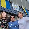 Die „Villa Zuflucht“, an der ukrainische Fahnen wehen, bietet Olena, Nina und Nataliia (von links) nach ihrer Flucht ein Zuhause. Die „Villa Zuflucht“, an der ukrainische Fahnen wehen, bietet Olena, Nina und Nataliia (von links) nach ihrer Flucht ein Zuhause.