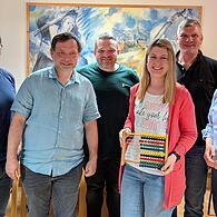 Seit dem 1. Mai ist Stefanie Hanisch (4.v.l.) die neue Kämmerin der Stadt Wallenfels. Bürgermeister Jens Korn (rechts) überreichte symbolisch einen Rechenschieber. Über die Wiederbesetzung der Stelle freuten sich auch die Fraktionsvorsitzenden (v....