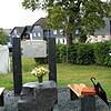 Pfarrer Richard Reis segnete das neue Denkmal und ganz Birnbaum. Pfarrer Richard Reis segnete das neue Denkmal und ganz Birnbaum.