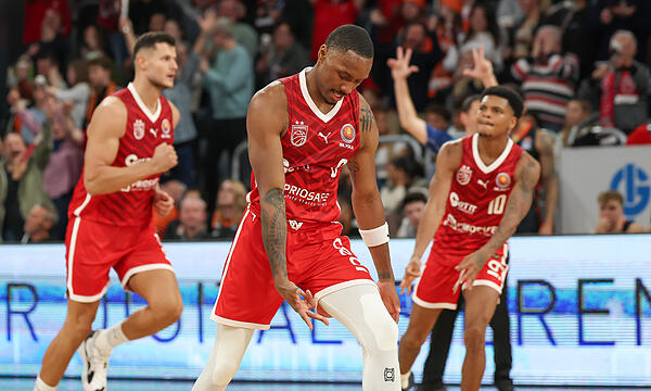Die Bamberg Baskets (rote Trikots) setzten sich im Achtelfinale des BBL-Pokals mit 103:100 gegen Ratiopharm Ulm durch.
