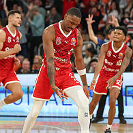 Die Bamberg Baskets (rote Trikots) setzten sich im Achtelfinale des BBL-Pokals mit 103:100 gegen Ratiopharm Ulm durch.