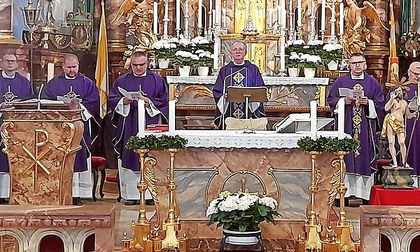 Das Requiem feierte Pfarrer Hans Roppelt in Konzelebration mit Pfarrer Pater Florian, Kaplan Pawel Hardej, Pfarrer Michal Osak, Pater Benedykt und Pater Silvester.