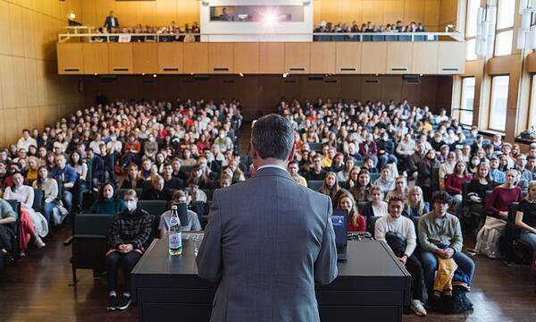 Zum Start des Wintersemesters stellen wir die neuen Professoren an der Uni Bamberg vor. Zum Start des Wintersemesters stellen wir die neuen Professoren an der Uni Bamberg vor.