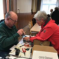 Im Repaircafé wird eine Musikbox repariert.