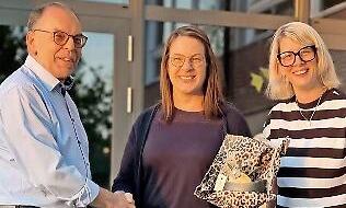 Vorsitzender Harald Bötsch (links) bedankt sich bei Anna Kirchner (Mitte) zusammen mit der 2. Vorsitzenden Judith Weber.