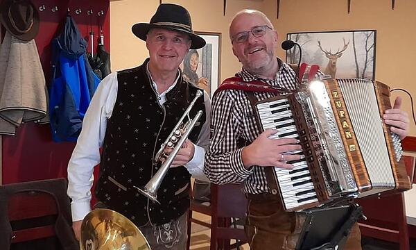 Die Rucksackmusikanten Jürgen und Michael veranstalteten als weiteres Benefizkonzert für die Kissinger Hütte ein Wirtshaussingen.