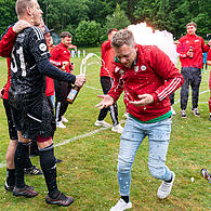 Heiß und feuchtfröhlich zugleich war die spontane Aufstiegsfeier der SpVgg Dürrbrunn-Unterleinleiter. Hier wird Spieler Dominik Dötzer geduscht.