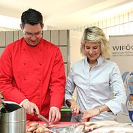 Felicitas Then und OB Dominik Sauerteig beim Zwiebeln schneiden.