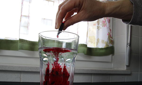 Die Farbe wird ins Essig-Wasser-Gemisch gegeben