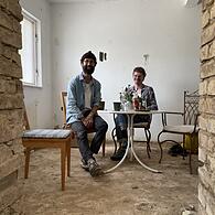 Kaffee auf der Baustelle "Wiesenthaus" in deKaffee auf der Baustelle "Wiesenthaus" in der Fränkischen Schweiz. Ben Mayer (links) und Max Schmidt (rechts) wollen bis Dezember mit der Renovierung fertig sein.r Fränkischen Schweiz. Ben Mayer (links) und Max Schmidt (rechts) wollen bis zum Dezember mit der Renovierung fertig sein.