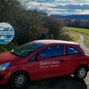 rotes Auto mit Aufschrift Saale Zeitung vor Landschaft rotes Auto mit Aufschrift Saale Zeitung vor Landschaft
