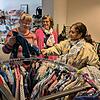 Nahida ShaFahi (rechts) kauft gerne für ihre Familie im Caritas-Lädchen in Bad Brückenau ein. Anne Perlick  (links) und Theresia Schodorf-Friedrich (mitte) mit der ShaFahi im Gespräch über Kinderkleidung.