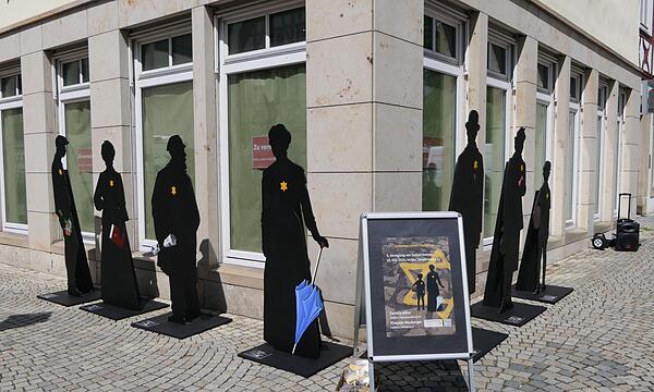 Die lebensgroßen Schattenrisse des Künstlers René Appel erinnern am Marktplatz an die Opfer der nationalsozialistischen Gewaltherrschaft.