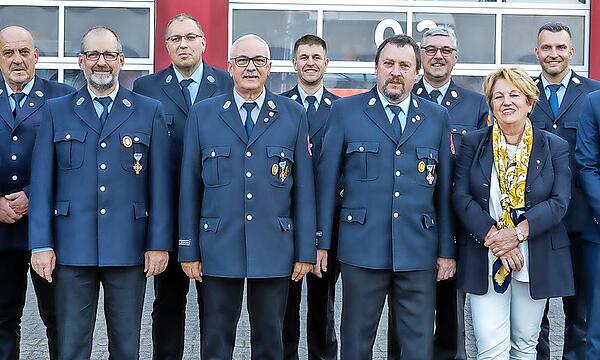 Staatliche Ehrungen: (von links) Christian Kötzner, Ludwig Kötzner, Andreas Kötzner, Dirk Haydu, Martin Hohmann, Andreas Kreß, Günther Übelacker, Kreisbrandinspektor Marco Brust, stellvertretende Landrätin Brigitte Meyerdierks, Kreisbrandrat Marku...