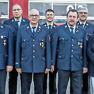 Staatliche Ehrungen: (von links) Christian Kötzner, Ludwig Kötzner, Andreas Kötzner, Dirk Haydu, Martin Hohmann, Andreas Kreß, Günther Übelacker, Kreisbrandinspektor Marco Brust, stellvertretende Landrätin Brigitte Meyerdierks, Kreisbrandrat Marku...