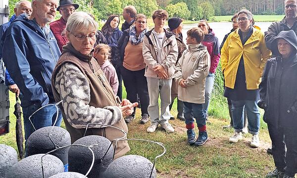 Ute Gellenthien (in der Bildmitte mit brauner Weste) von der Koordinierungsstelle für Fledermausschutz Nordbayern erläutert den Zuhörern die Arten der Fledermauskästen.