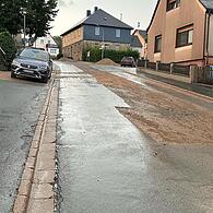 Am Ende werden die Tschirner eine neue Ortsdurchfahrt haben. Derzeit wird an vielen Stellen gegraben, was zu Einschränkungen im täglichen Straßenverkehr führt.