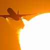Flugzeug bei Sonnenuntergang
