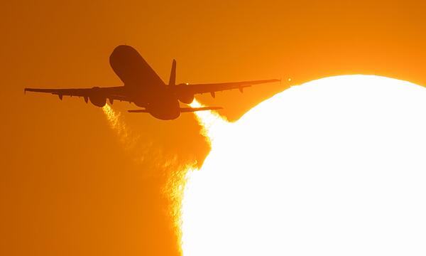 Flugzeug bei Sonnenuntergang