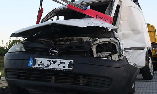 Schwerer Unfall auf der B4 bei Großheirath: Lebensgefahr